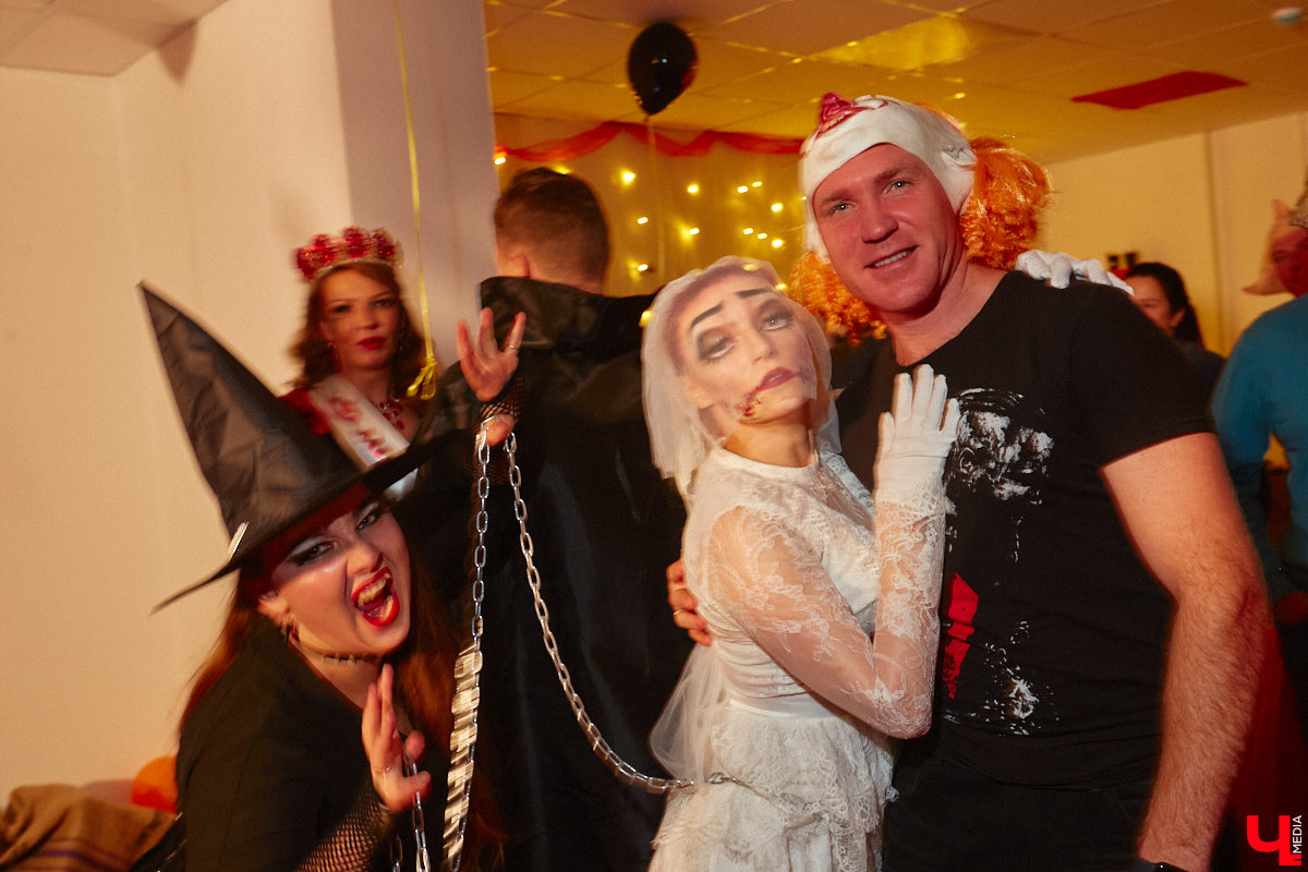 28 октября в Юрьевец со всего города слетелась нечистая сила. Притянула сказочных персонажей эксклюзивная вечеринка-дегустация в честь Хэллоуина. Все было пропитано духом праздника, начиная от лакомств в виде сырого мяса и заканчивая мрачной шоу-программой. «Ключ-Медиа» стал гостем этого ужасно вкусного и жутко интересного мероприятия.